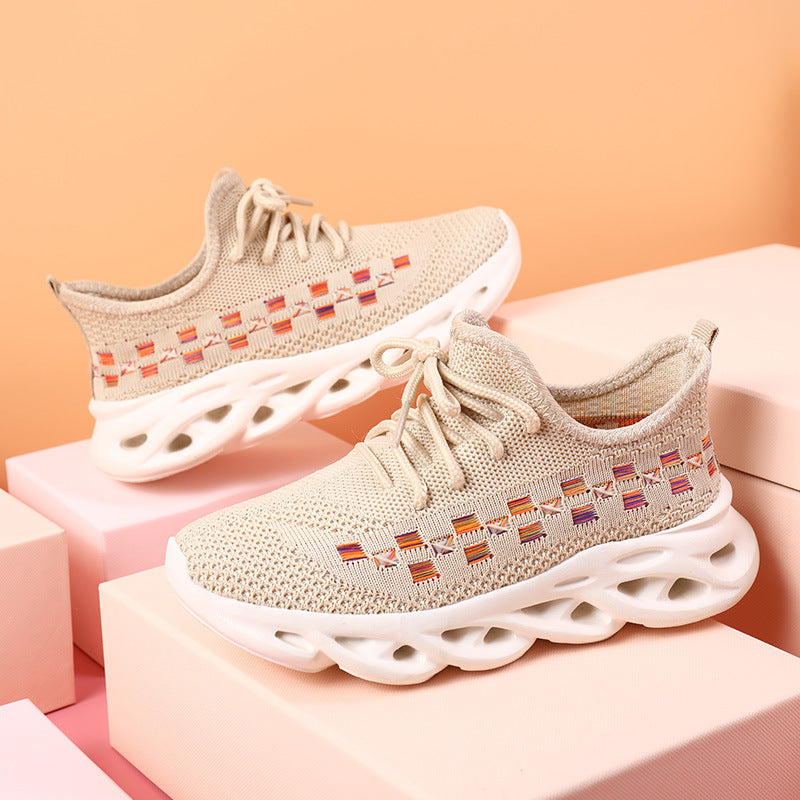 Girls' sports shoes with mesh